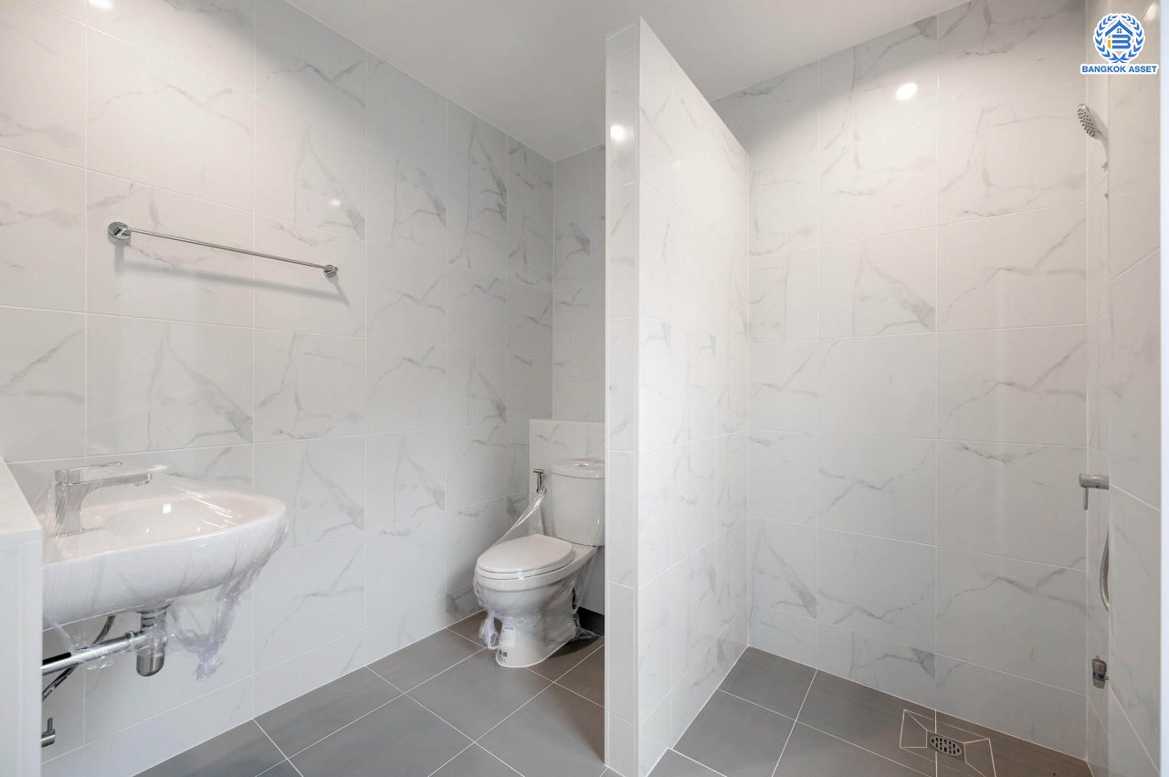 บ้านมือสองตกแต่งใหม่ โครงการ เพอร์เฟคเพลส รัตนาธิเบศร์-ไทรม้า รองรับความสุข บนเนื้อที่ 64.5 ตร.ว. พื้นที่ใช้สอย 190.43 ตร.ม. ฟังก์ชัน 3 ห้องนอน 3 ห้องน้ำ จอดรถได้ 2 คัน ทำเลเชื่อมต่อได้หลายเส้นทาง ติดถนนรัตนาธิเบศร์ และรถไฟฟ้าสายสีม่วง "สถานีบางรักน้อยท่าอิฐ"